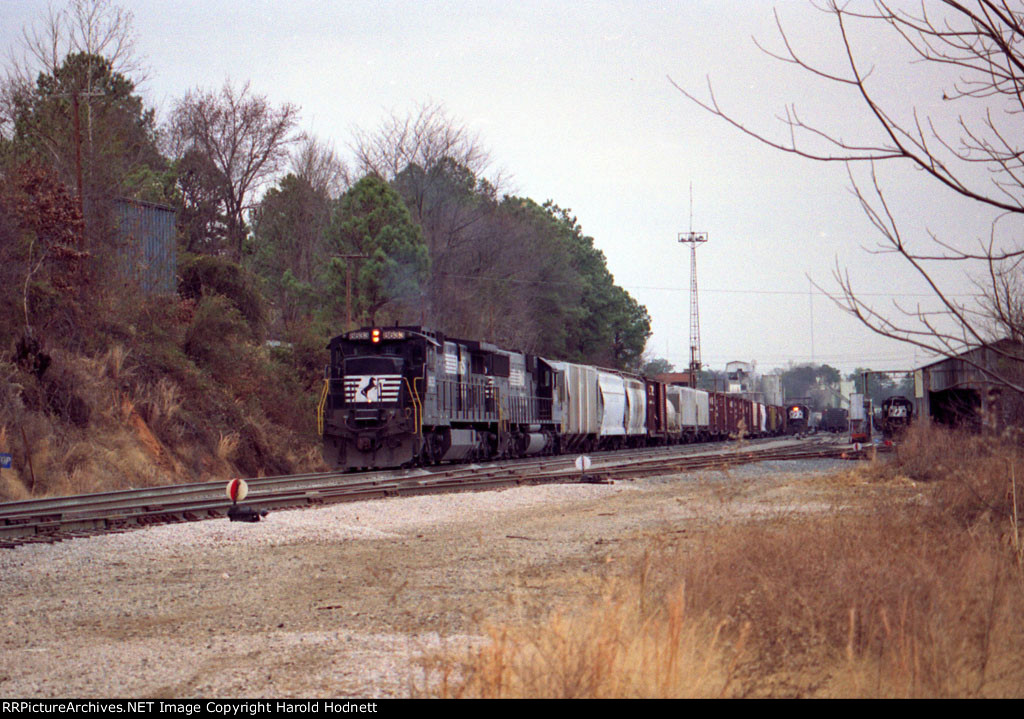 NS 8633 leads a train out of Glenwood Yard